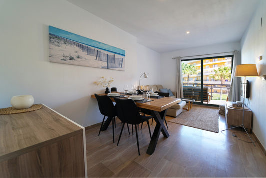 Holiday apartment Moraira // Apartment Casamora Moraira - Living and dining area with access to the chill-out balcony
