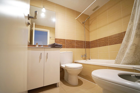 Holiday apartment Moraira // Apartment Casamora Moraira - Master bathroom with bathtub