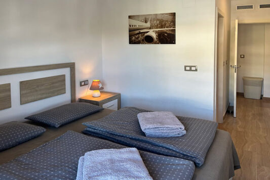 Holiday apartment Moraira // Apartment Casamora Moraira - Master bedroom with bathroom en suite
